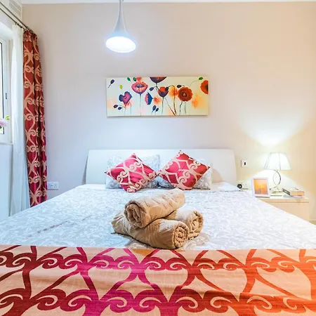 Balluta Bay Modern 2 Bedroom With Balcony 아파트