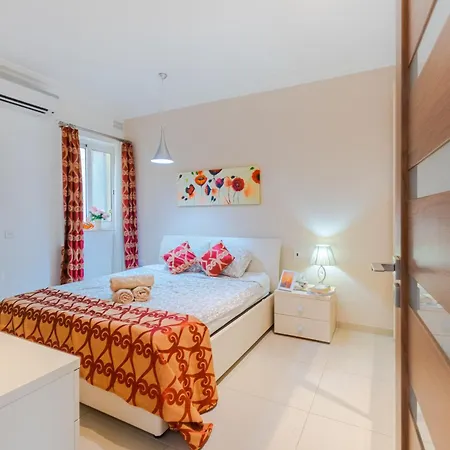 Balluta Bay Modern 2 Bedroom With Balcon Апартаменты *