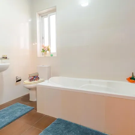 Balluta Bay Modern 2 Bedroom With Balcon Апартаменты
