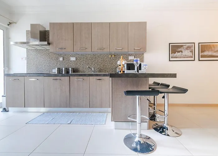 Balluta Bay Modern 2 Bedroom With Balcon *