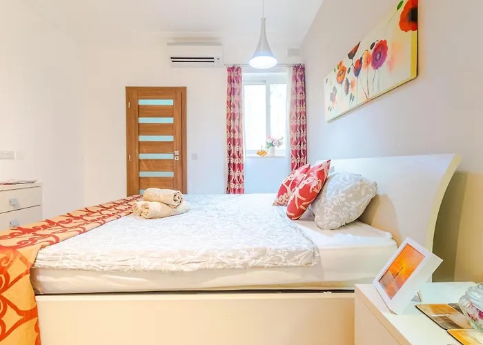 Balluta Bay Modern 2 Bedroom With Balcon